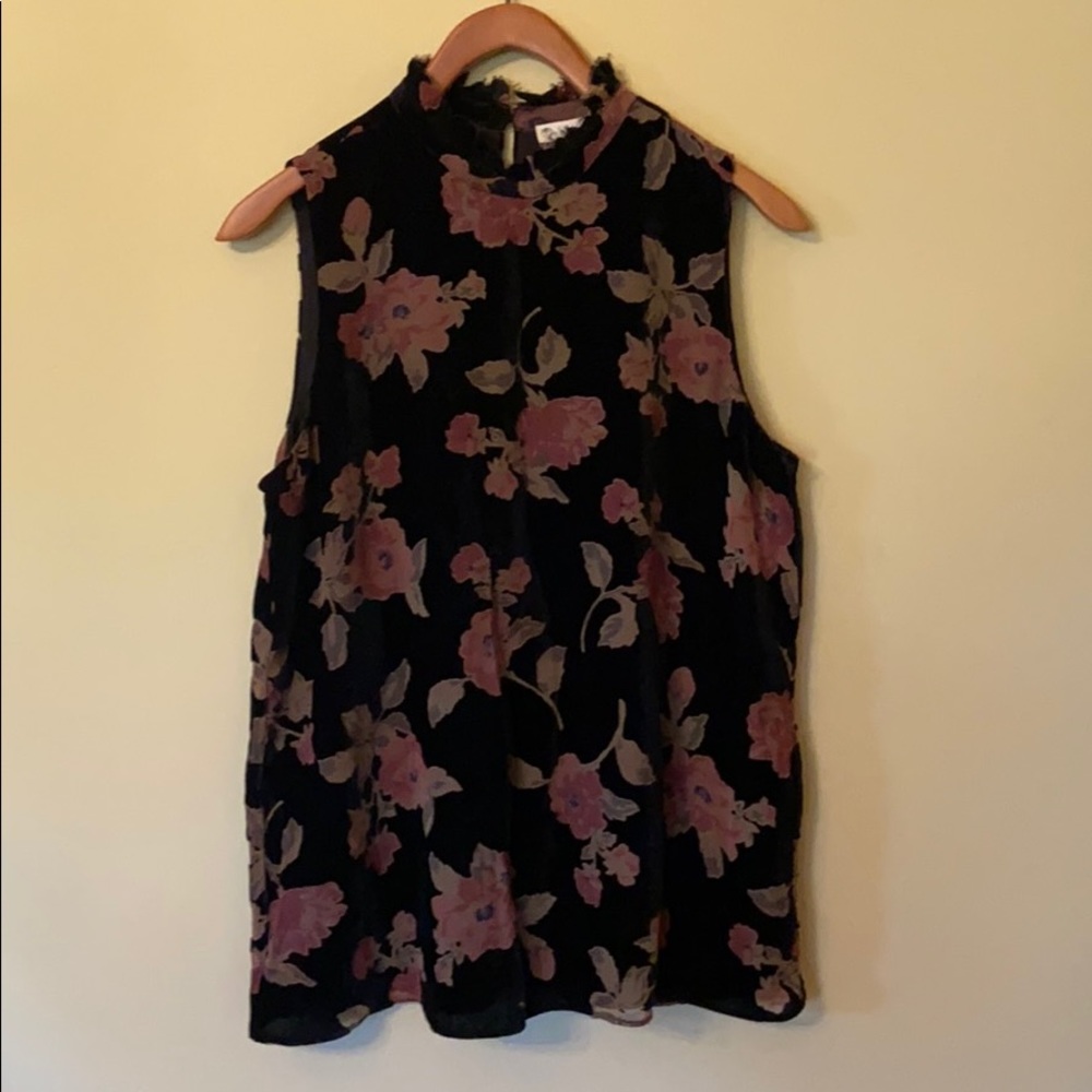 Gorgeous Top in Velvety Fabric. Black W/Burgundy